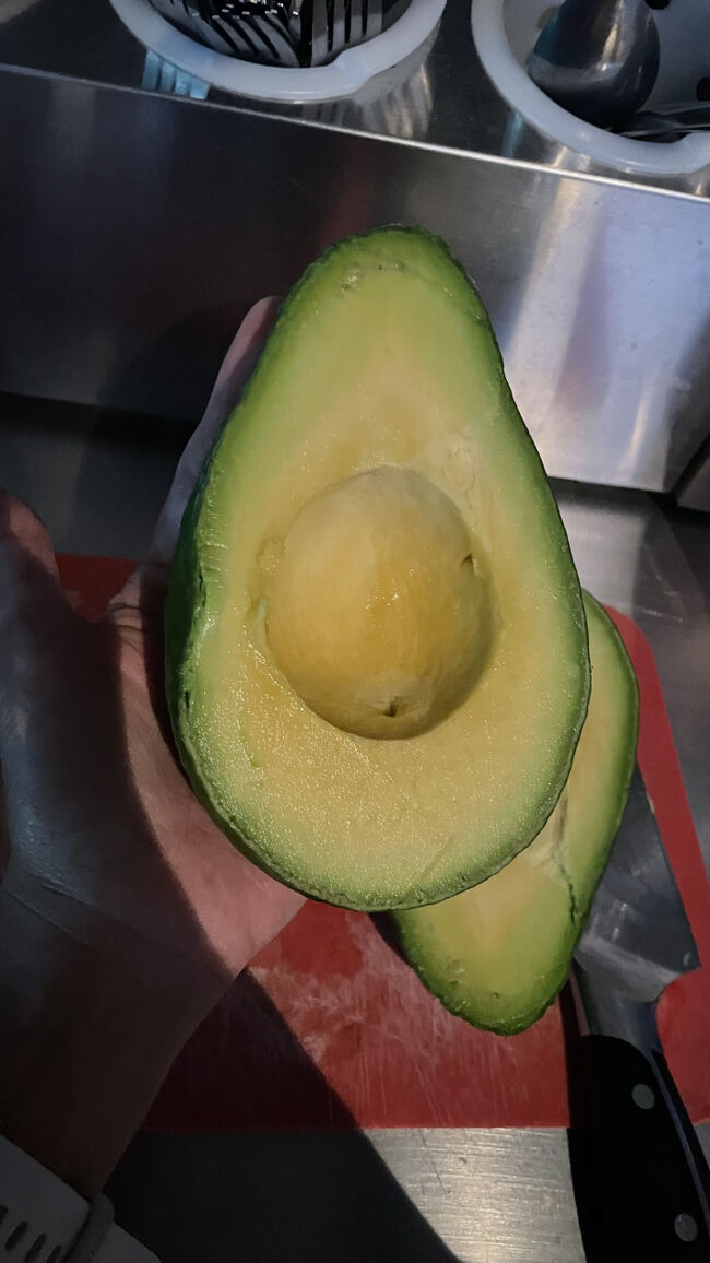 スーパーでアボカド（またかって感じだけどアボカド）。<br />めちゃでかいのわかります？？私の手より大きいです！<br />一人で食べきらないほどスマッシュしました。