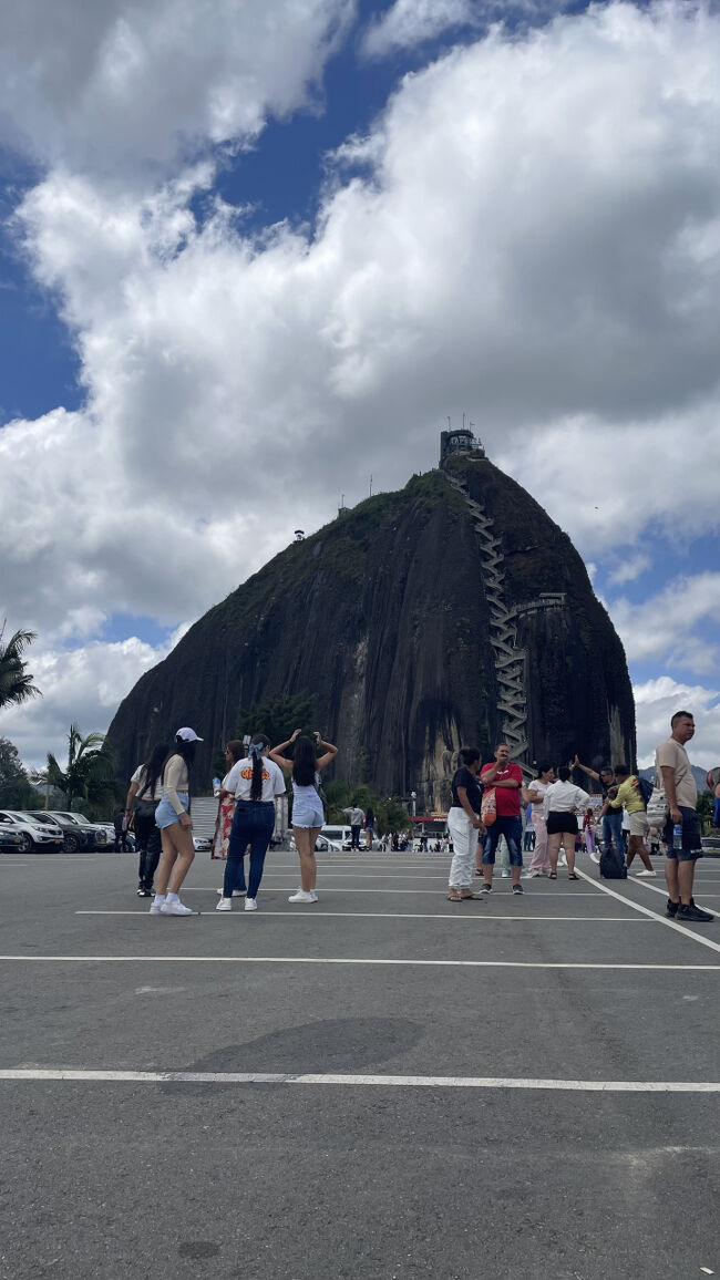 トゥクトゥクにはできればここまで乗せてもらったほうがいいです！<br />下の道路沿いのバス停みたいなとこで降ろされたのでめちゃ歩きました。。。<br /><br />9時までに宿出ないと人でごった返すよ！と宿のオーナーに言われたのですが、正解。狭い階段を登るので人が少ないほうがいい。