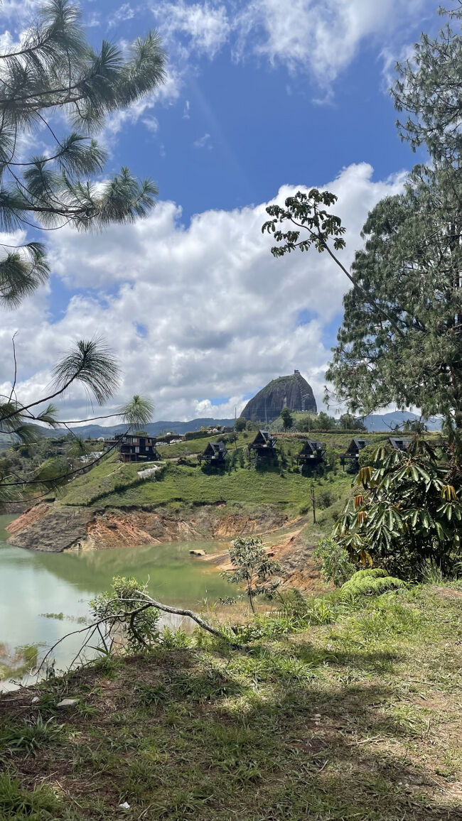 上からの景色と撮り忘れるという。。。<br />これ、帰りに歩きながら撮った1枚。<br /><br /><br />翌朝、グアタペから空港へ行き、飛行機でカルタヘナへ。<br />一気に暑くなって汗だく。<br /><br />旧市街をフラフラ歩いていると、人だかりといい匂いを発見。なんだろ～と思って入場料１ドルほど払って入ってみると、フードフェス。敷地内の屋台にはものすんごい人だかり。<br />わ～。え、、、入ったはいいけどどうしよう、、、と行列を見ながら歩いているとすっっっごく美人なお姉さんが私に向かって手招きをしている。<br />え？と思って後ろを見たけど誰もいない。お姉さんが笑ってこっちへきて、一緒に並ぼうと言ってきて。。。お姉さんの家族と一緒に前の方に並ばせてくれました。<br />お姉さんはめちゃ美人で、旦那さんと高校生の娘さんとおじいちゃんおばあちゃんとカルタヘナに遊びにきてるそう。で、一緒にフェス楽しんでくれました。涙<br />めちゃ嬉しかったです。