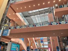 ■関西国際空港第1ターミナル

関西空港からスタート。万博効果もあるのか、多くの人で賑わっています。

実は、本日は自宅のある東京から来たのではありません。朝7時発の便で、韓国・ソウルからやってきました。(ソウルでの滞在は別の旅行記にまとめる予定です)

ソウル⇒東京の航空券がとても高く、何か良い方法が無いかと考えていたところ、ソウル⇒大阪の航空券がとても安かったので、せっかくなら万博に寄ってから東京に帰ろうという算段です...(笑)