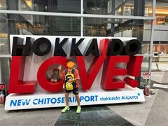 朝7:30の飛行機に乗るために家を5時に出て6時過ぎに空港到着。
当然のことながら空いている。
子供は空港に来た記憶すらあまりなくハイテンション！
