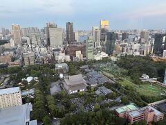 おおー、増上寺が見えますなー。
まだ明るい．