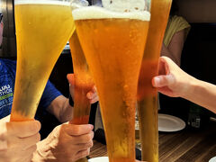 今日は２つの懇親会があります。
どちらもホノルルマラソンの公式コミュニティOHANAを通じて知り合ったラン仲間。

まずはヤードハウスで恒例のハーフヤードビールで乾杯！
かなり大きなグラスですが、ここの名物です。
みんなにオススメした結果、みんなで乾杯できました♪

いつも味で迷いますが結局同じ味を頼んじゃったかも。