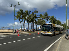 AM10:40
カラカウア通りをホテルへ戻ります。