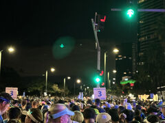 スタート地点はアラモアナビーチパークとアラモアナセンターに挟まれた道。

いつもだったらスタートに近い場所からスタートする。
でも今回は人が多すぎてたどり着くこともできない。

こんなの初めて。
サブ４を狙っていたのにスタートから全然ダメ。
と言うか、こんな状態になるのは準備不足。
狙っていたと言ってはいけないと反省しました。
