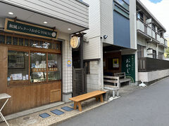 和風ジェラート おかじ Tokyo
【住　　所】　東京都小金井市本町5-4-29
【アクセス】　ＪＲ中央線・武蔵小金井駅[北口]徒歩7分
【営業時間】　水・木・金・土・日　10:00 - 17:00、定休日：月・火
大通りより30ｍぐらい路地を入った住宅街に、小さな店構えです。目印は、道挟んだ前に上の原公園があります。
