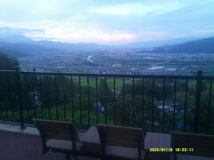 姨捨駅のスイッチバックですな。
まだ夜景には早い時間帯だけど、こういうベンチに座って、女の子とイチャイチャしたいな～( ´∀｀ )