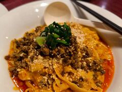 来たのは陳家私菜。汁無し刀削麺。かなり辛くて夏にぴったり！