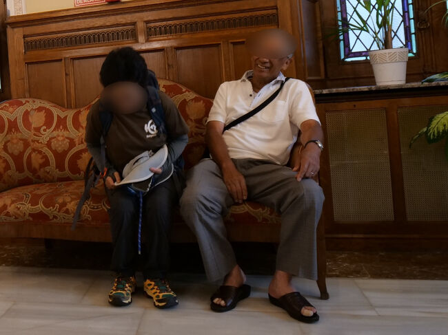 談笑する本日お休みのTさんとMさん（Tさんの自称秘書）<br />Tさんは一人ずつお詫び