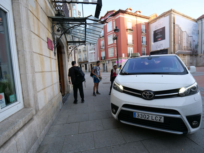 男女のTさん2名はタクシーで今日のホテルまで移動