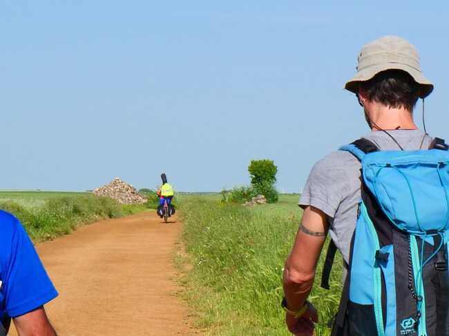 前方はミュージシャンらしき巡礼者<br />