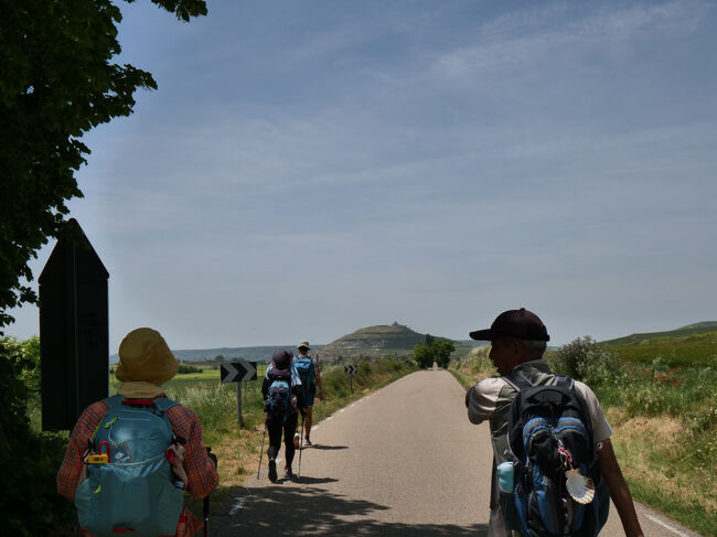 ゴール地点を指さす男性のMさん