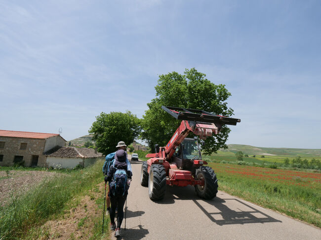 すれ違う農耕車