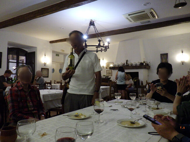 脱水症状から回復のTさんのスピーチ、ワインボトルはマイクの代わり<br />Tさんはペットボトル等の冷水が飲めないのが根本的原因