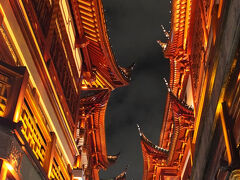 商店街に入り込むと並んでいる店よりも美しくライトアップされた建物の軒先に目が留まってしまいます。