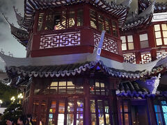 「湖心亭」への「九曲橋」を歩きますが、あまりの人の多さになかなか先へ進めません。中に入ってお茶する時間はありませんが、お茶でも買おうと思ったらいい値段なのでそのまま先へ進みます。