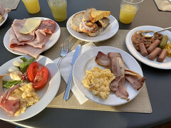 ローマで泊まったホテルダイアナルーフガーデンの朝食です。
ここに限らずやっぱりチーズが美味しいのと、絞り立てジュースなので、キュウイジュースは実が浮いてました