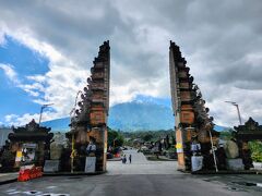 約2時間で到着。
割れ門の先にアグン山。雲で山頂が見えたり隠れたり。
入場料150,000Rp