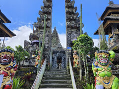 先ほどのカフェから10分ほどのウルン　ダヌ　バトトゥール寺院