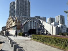 勝鬨橋にやってきました。
子供が好きな歌で、「左手にスカイツリー&#127925;右手に東京タワー&#127925;」という歌詞があり、行ってみたーいと言われたのです。