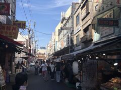 そのまま築地場外市場へ。
なかなかの賑わい。