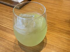 そして8:00から予約が取れていたカフェに入店。
冷たい緑茶が美味しい。
