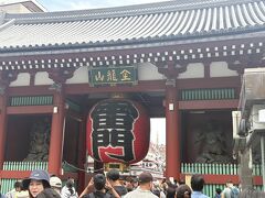そしてその後、ザ・観光といった感じで浅草寺雷門まで移動。
流石にすごい人。
暑い。