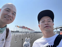 ということで、身体になるべく負担ないように気を付けて関西万博へやって来ました。
2025年日本国際博覧会 大阪・関西万博へ到着です！
この日は新大阪駅からシャトルバスに乗ってやって来たので、西ゲートです。

旅行２日目(6月30日)、続きです。旅行記はここから始めます(^_-)-☆。