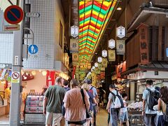 すると右手に錦天満宮、左手には錦市場の入り口があるよ。
Google先生によれば安井金毘羅宮から徒歩１８分ってことだったけど
のんびり寄り道しながら歩いて、30分ちょいは歩いたんじゃないかな。

錦市場もね、混んでるだろうと思いきや
そうでもなかった。ただ、こちらは日本人観光客はほとんどいなくて
外国人ばっかり。
でも、欧米からのお客様とわかる人たちはね
英語話してる人はあまりみかけなくて、イタリア語とかフランス語とかの
人が多い印象だった。