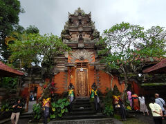 正面に「コリ・アグン」と呼ばれる大きな正門があります。

門の中央の扉は閉じられていていますが、左右に一対の門があり、そこから中に入ることが出来ます。