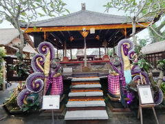 入場料金はIDR60,000（600円）です。

入場には紫色のバリ・ヒンズー教の正装を着用する必要があります（レンタル料金が入場料金に含まれています）。