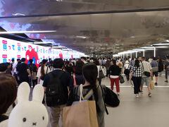 駅員さんの案内も徹底されています。
皆さんも早足！
地下鉄中央線に乗っていきますよ！