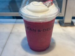 近くにいる次女とも待ち合せ、3人で夕食でもしようと。

丸の内のディーンアンドデルーカカフェへ。
ガラス越し、金曜日の17時過ぎ、5日間頑張った皆さんの退勤を眺めながら。
皆、表情が柔らかいよねー
丸の内OLさん達の通勤服もとても参考になる。

娘が頼んだ
南国果実のトロピカルフラッペ
ドラゴンフルーツ＆ライチフラッペ

これ飲みたいなと思ってたんだって。
私はアイスコーヒー。