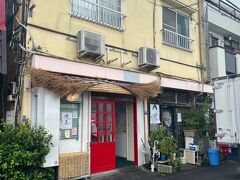 着きました。
かき氷屋さんのひみつ堂。

お向かいの公園側に3組ほどの人が並んでます。