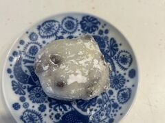日暮里駅で買った豆大福

中はこしあん
美味し！