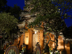 正門「コリ・アグン」前の広場が舞踏の舞台です。