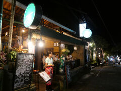 夕食をとりに徒歩でワルン・ビア・ビアへ。