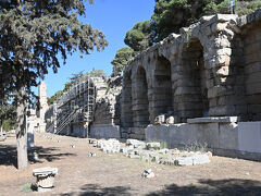 正門は混んでると思って回り道した
ガラガラの東門から入ると、

丘を上がりながら最初にあるのが
ギリシャ最古の劇場といわれている
ディオニソス劇場