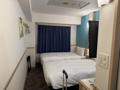 そして宿泊ホテル「東横イン富士河口湖大橋」へ到着。
セルフチェックインなので、チェックインしようと思ったら出来ない！！
あれ？？
スタッフの方に予約番号をみせると2日前にキャンセルになっていると。
半年以上前にアゴダから予約したのに。
え！！今流行の空売り！！
って思っていたら、私のミスでした！！
2ヶ月前にクレジットカードの不正使用がありカード番号が変わったのに、アゴダのカード番号を変更するのすっかり忘れていた。
しかも、2日前にカードが使えないと連絡が来ていたのに、リマインドメールと思い開きもしなかった！！
やらかしてしまった！！
Daは今から帰っても良いよと言ってくれけど、念の為に部屋ありますかと聞いたらあった！しかもアゴダの予約より1500円ぐらい高いだけ！
3連休の初日だからめちゃめちゃ高いと思っていたけどそれなら全然OK！
東横インさん良心的な値段でありがとう！
そしてアゴダさん疑ってごめんなさい！