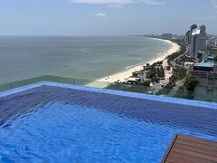 ホイアンツアーのホテルピックアップは12:50。海水浴の後、インフィニティプールでゆったり過ごしました。