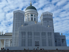 到着した日、左側は足場を組み上げている途中でしたが
今日はすっかり全体が白い保護シートで覆われていました