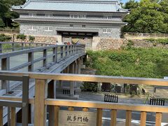 神社の裏は金沢城公園でした