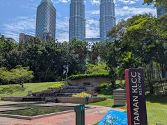 ホテル近くまで戻り、KLCC公園を散策