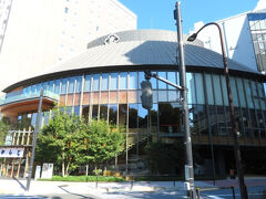 9月20日（金）
この日は東京に宿泊しました。
午後に自宅を出て、赤坂へ
ホテルの隣にある虎屋赤坂店
都心の一等地なのに高層ビルではなく、三階建ての円形の建物が個性的で興味深いです。