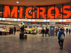 レンタカーはそのまま置いといて、スーパーで買い物して行きます。
空港内の店舗は日曜でも開いているので、便利。
