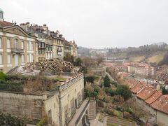 大聖堂はまだ入れなかったので、周囲を散策。
アーレ川の河岸段丘の眺め。