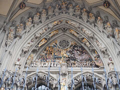 大聖堂入口の造形。