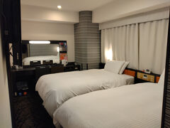 万博会場は21:00頃に出て来て、
ホテルの部屋に到着したのは22:30頃でした。
駅直結だし、アクセスの良いホテルで良かったです。

アパホテル＆リゾート 御堂筋本町駅タワー