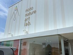 ランチの後は冷たいアイスクリーム。有名な店らしく観光客で混雑してました