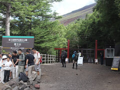吉田口五合目登山口。昼すぎの遅い時間帯で登山客も少ない。